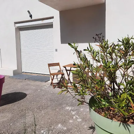 Location Venelles Villa Exterior photo